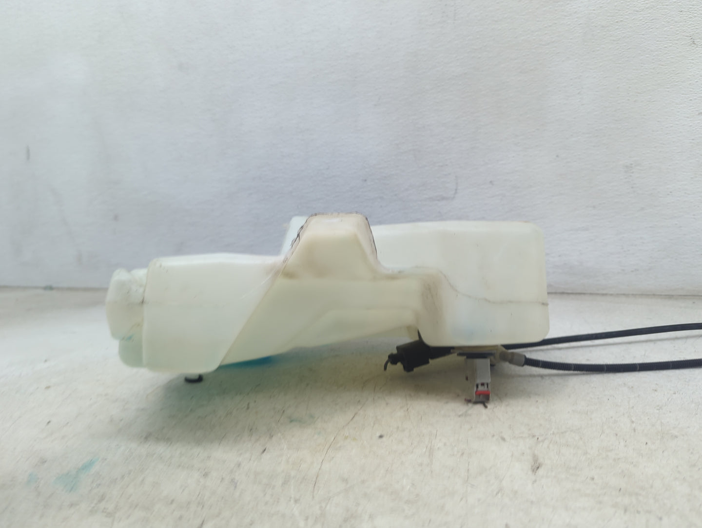 2015-2019 Ford Escape Windshield Washer Fluid Reservoir Bottle Oem 1473575 - Oemusedautoparts1.com