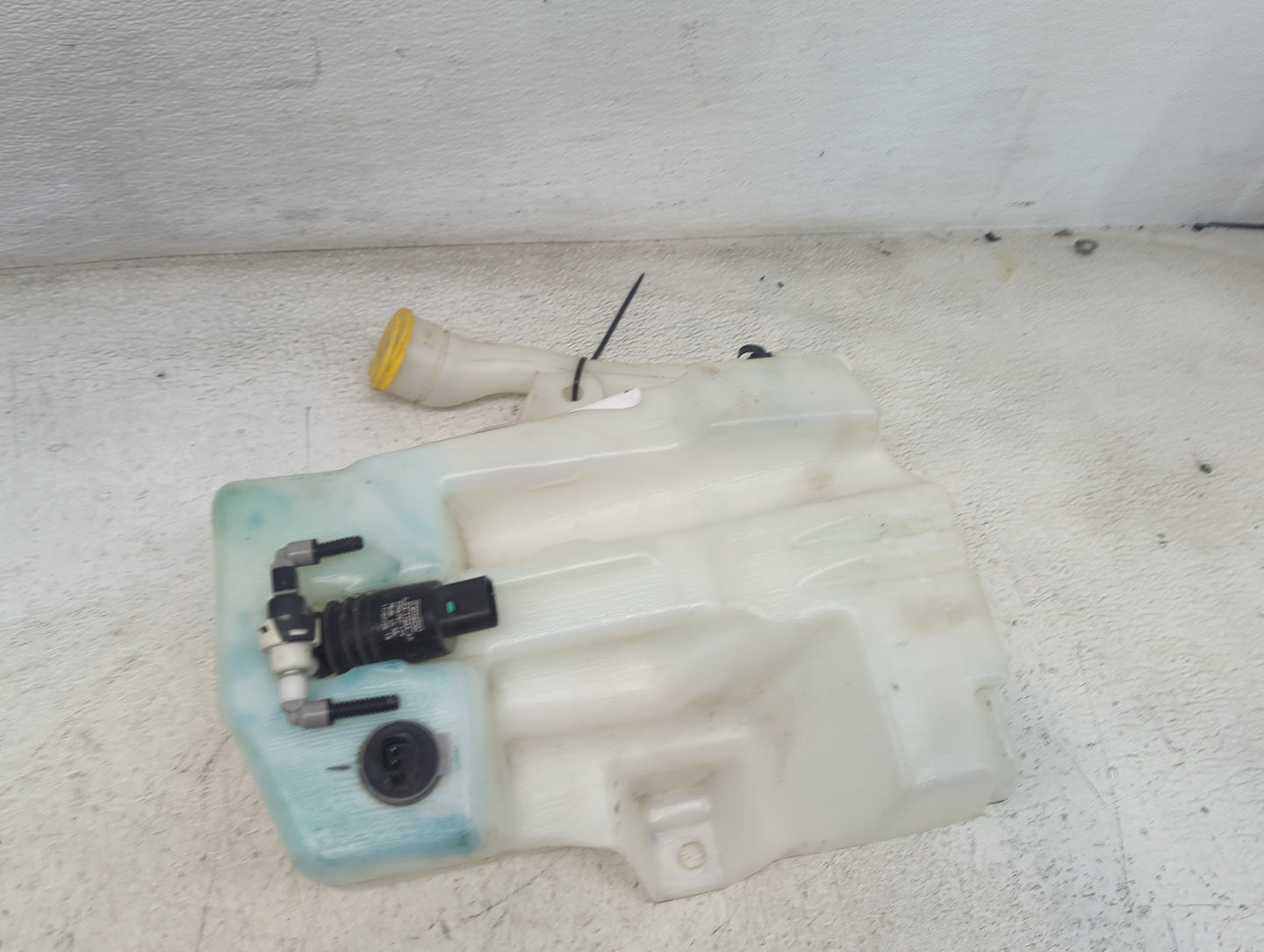 2015-2019 Ford Escape Windshield Washer Fluid Reservoir Bottle Oem 1473583 - Oemusedautoparts1.com