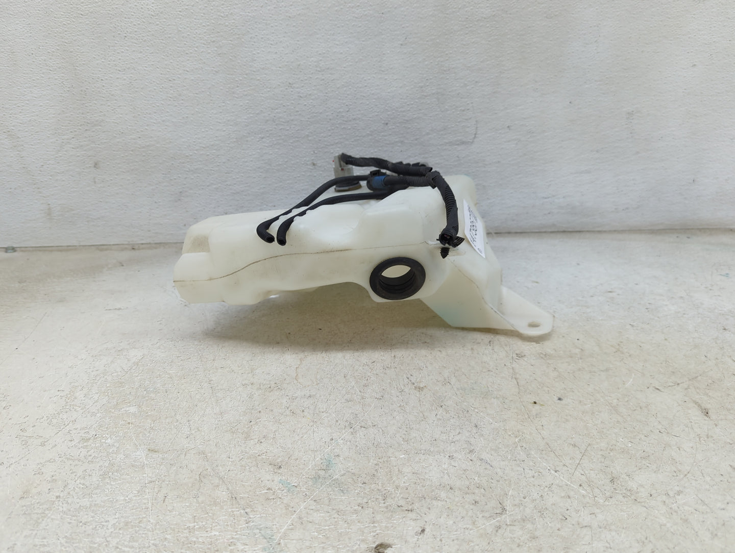 2015-2019 Ford Escape Windshield Washer Fluid Reservoir Bottle Oem 1473857 - Oemusedautoparts1.com