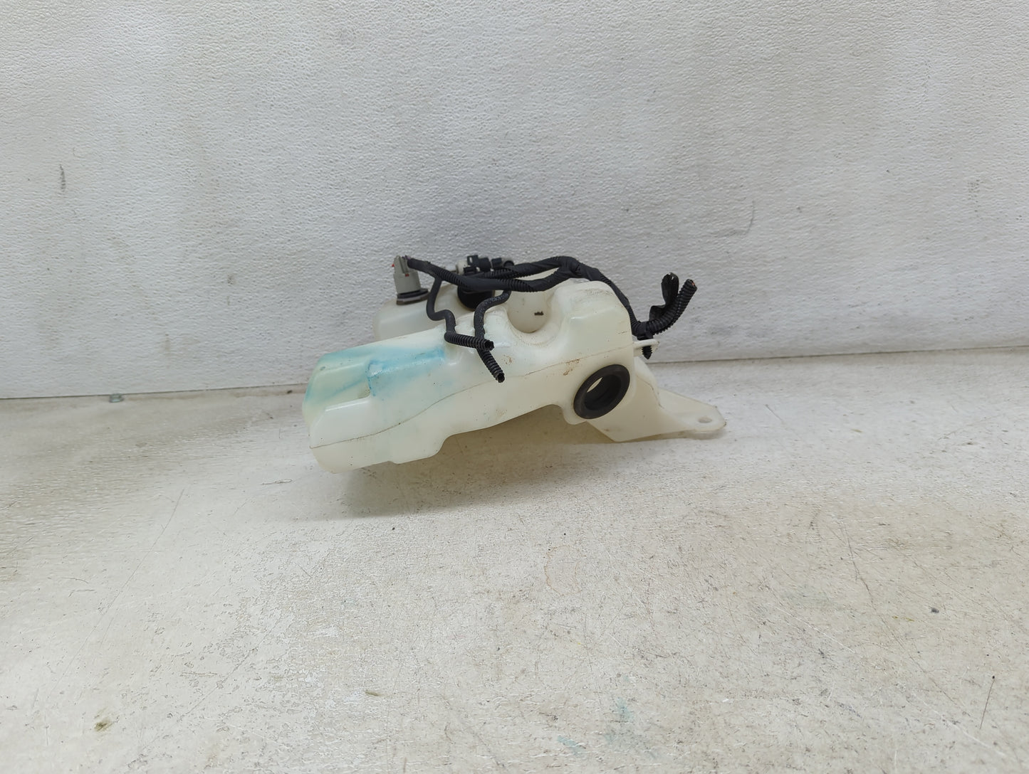 2015-2019 Ford Escape Windshield Washer Fluid Reservoir Bottle Oem 1474039 - Oemusedautoparts1.com
