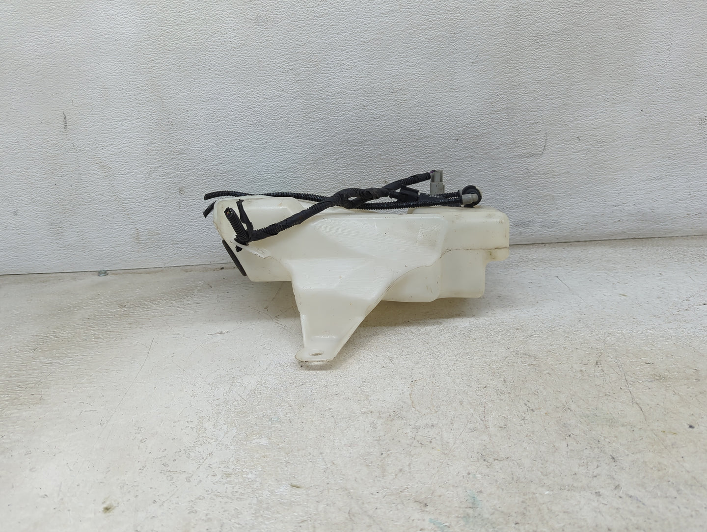 2015-2019 Ford Escape Windshield Washer Fluid Reservoir Bottle Oem 1474039 - Oemusedautoparts1.com