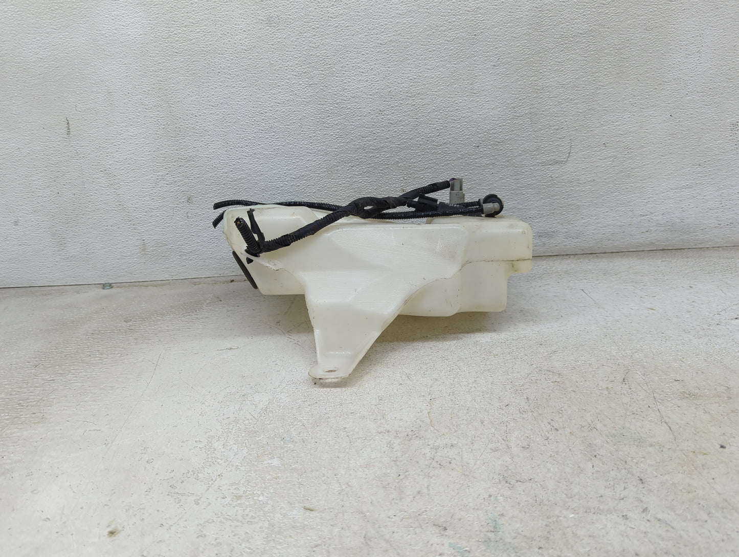 2015-2019 Ford Escape Windshield Washer Fluid Reservoir Bottle Oem 1474039 - Oemusedautoparts1.com