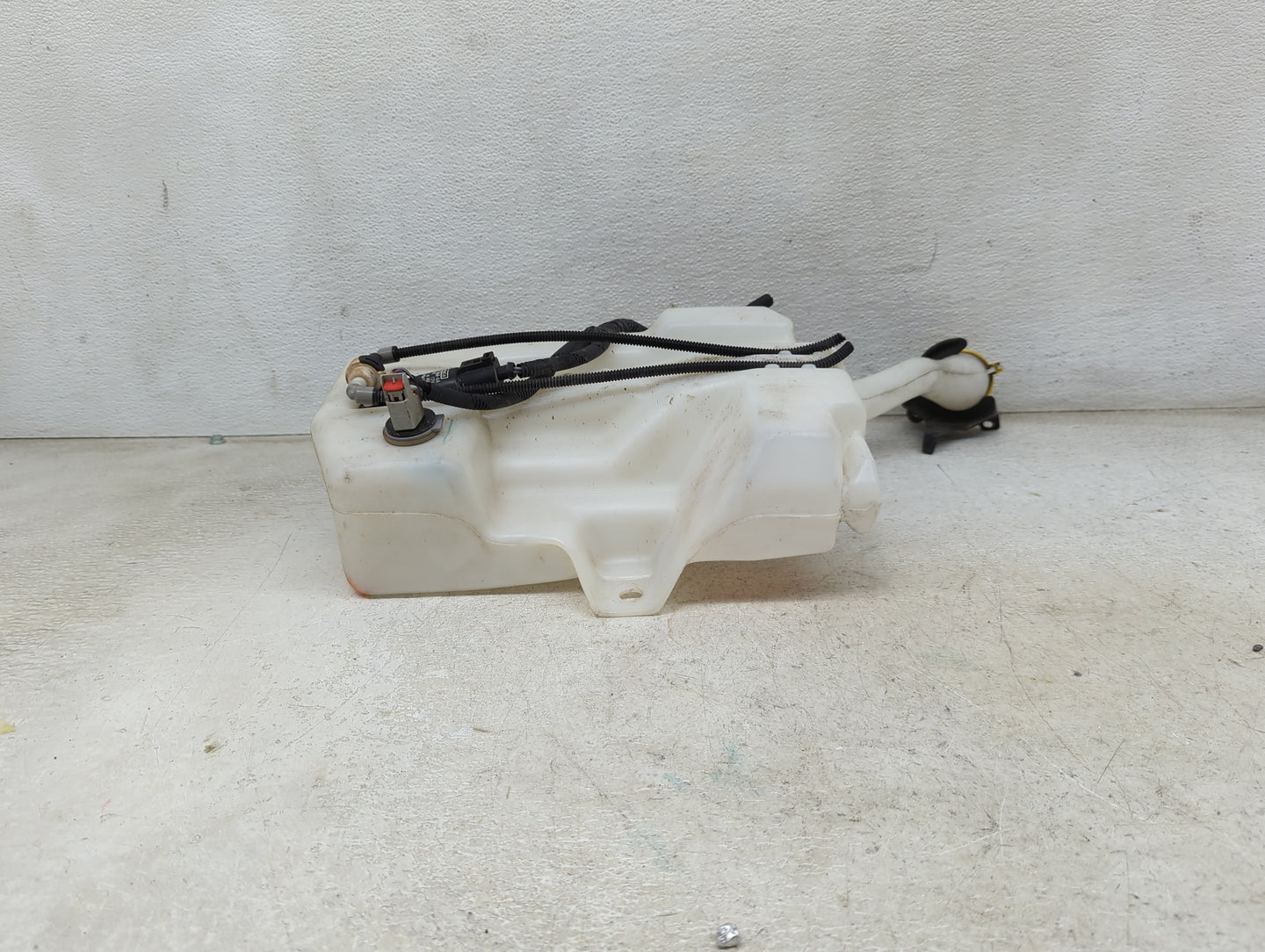 2015-2019 Ford Escape Windshield Washer Fluid Reservoir Bottle Oem 1474048 - Oemusedautoparts1.com