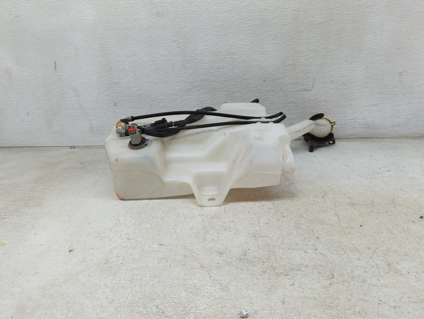 2015-2019 Ford Escape Windshield Washer Fluid Reservoir Bottle Oem 1474048 - Oemusedautoparts1.com