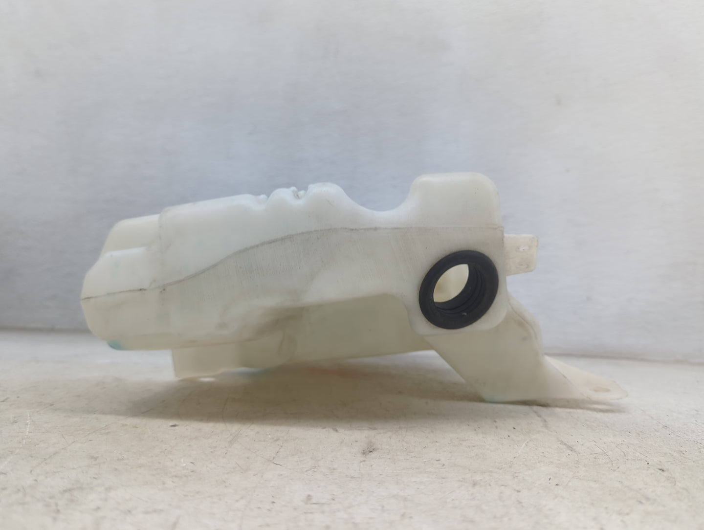 2015-2019 Ford Escape Windshield Washer Fluid Reservoir Bottle Oem 1474185 - Oemusedautoparts1.com