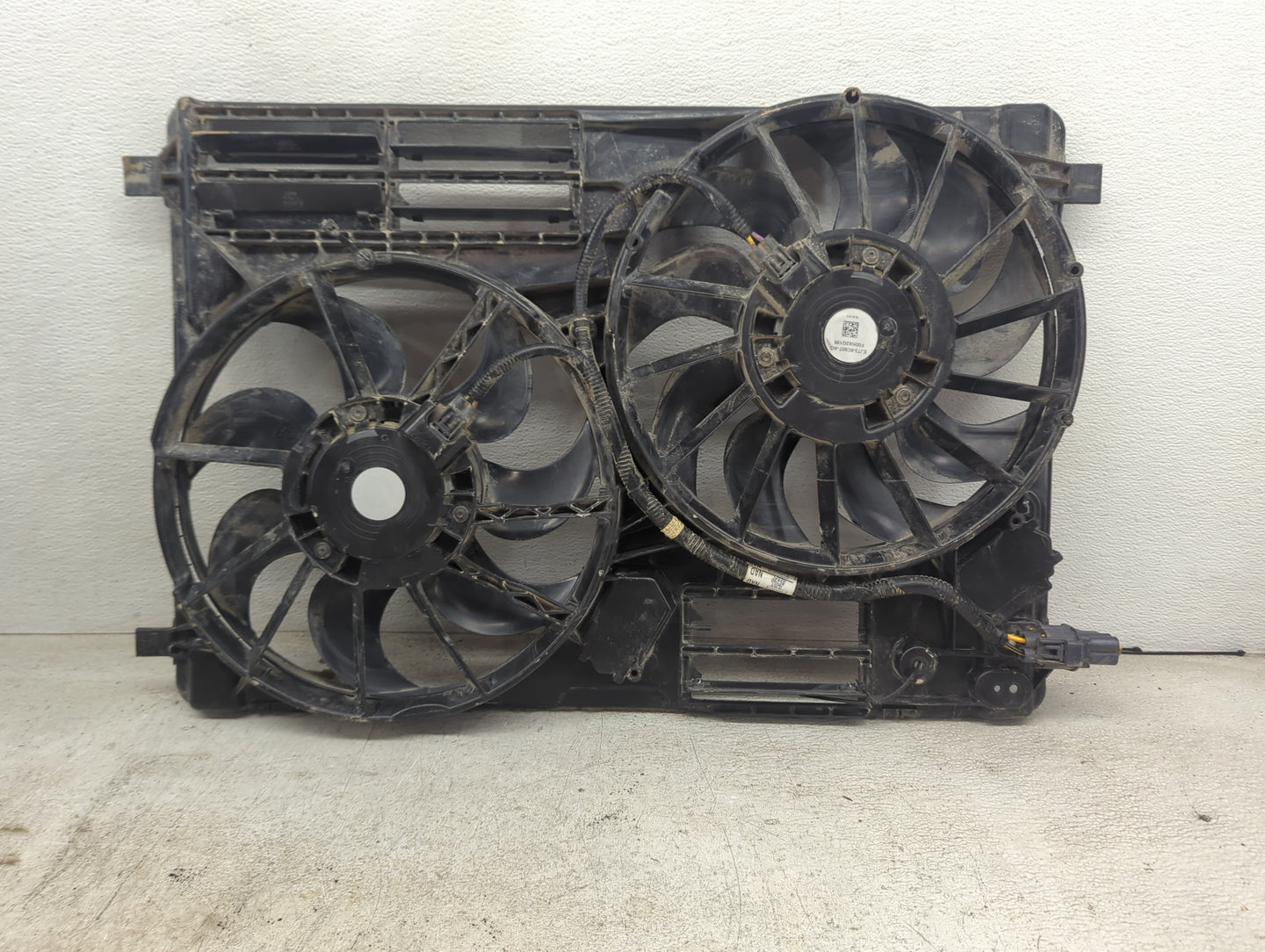 2017-2019 Ford Escape Electric Radiator Cooling Fan Motor Assembly P/N:EJ73-8C607-AG Fits Fits 2015 2016 2017 2018 2019 OEM 