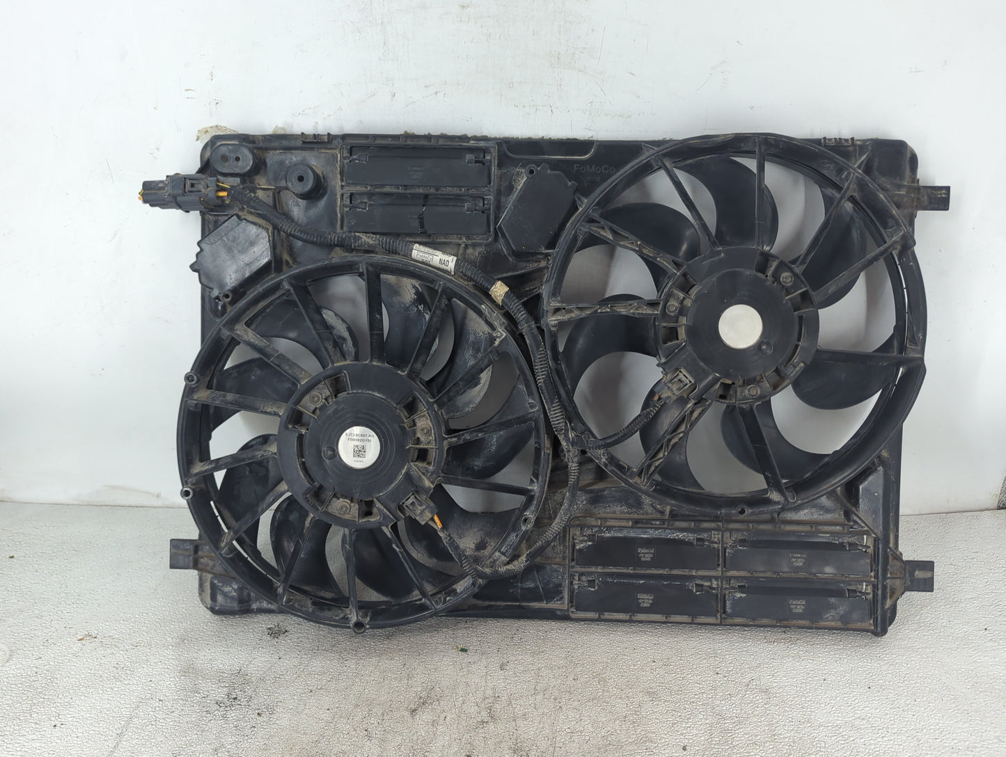 2017-2019 Ford Escape Electric Radiator Cooling Fan Motor Assembly P/N:EJ73-8C607-AG F00HX2G195 Fits Fits 2015 2016 2017 201