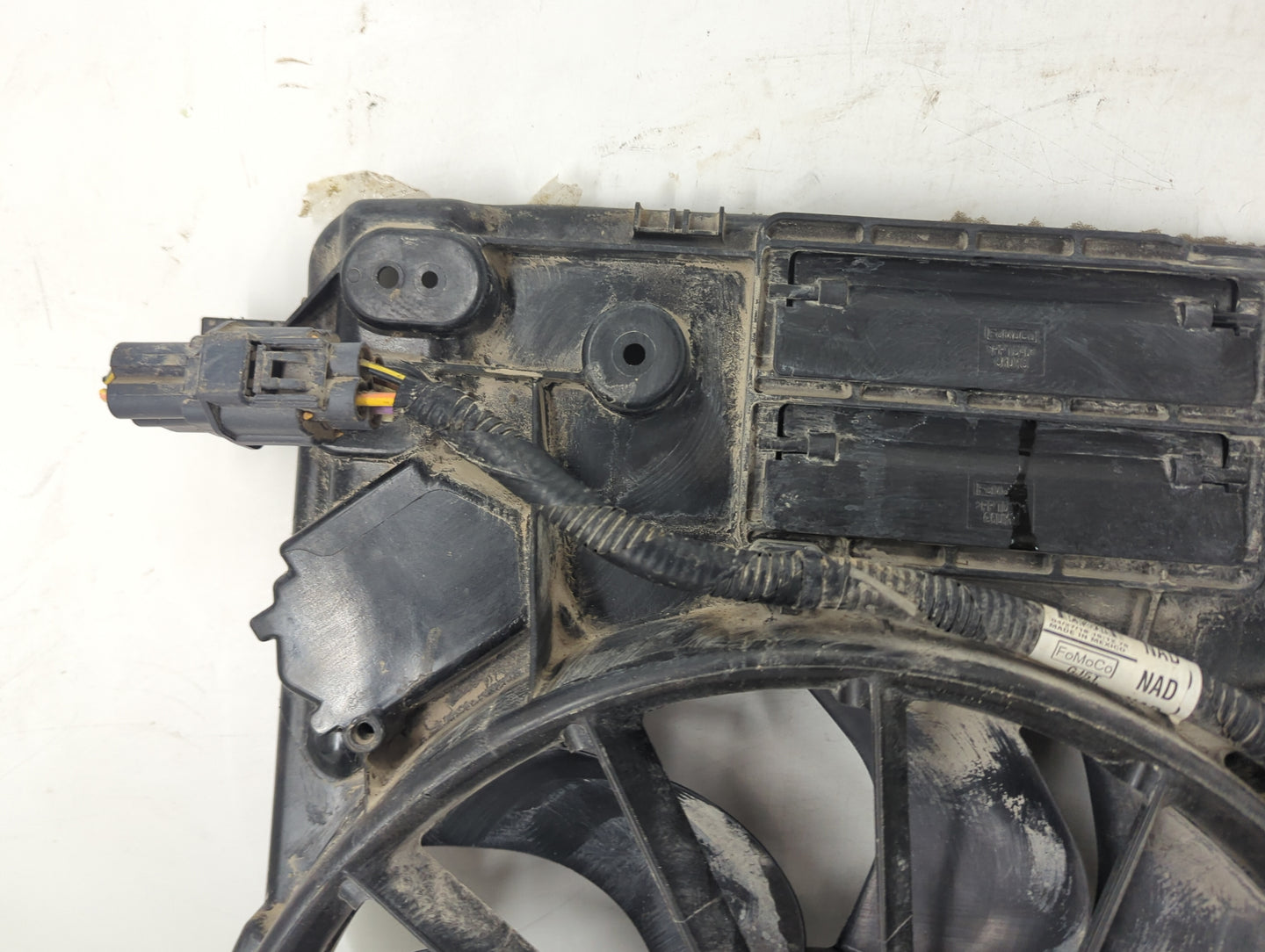 2017-2019 Ford Escape Electric Radiator Cooling Fan Motor Assembly P/N:EJ73-8C607-AG F00HX2G195 Fits Fits 2015 2016 2017 201