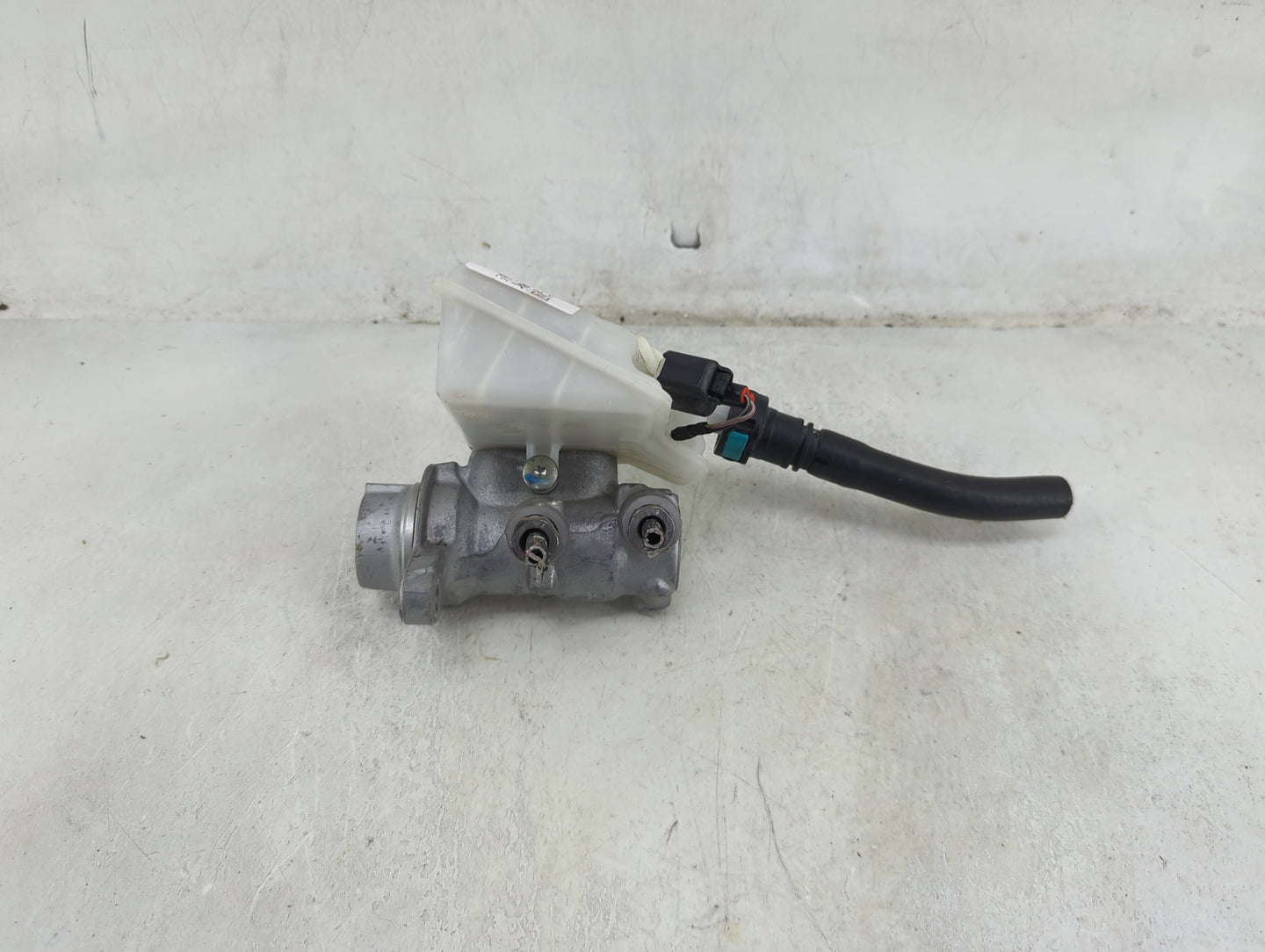 2013-2019 Ford Escape Brake Master Cylinder 1490398 - Oemusedautoparts1.com