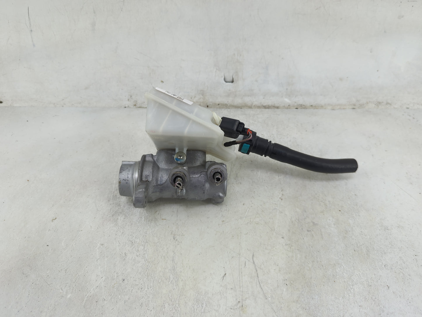 2013-2019 Ford Escape Brake Master Cylinder 1490398 - Oemusedautoparts1.com