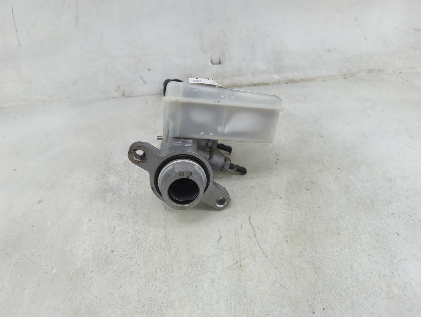 2013-2019 Ford Escape Brake Master Cylinder 1490398 - Oemusedautoparts1.com