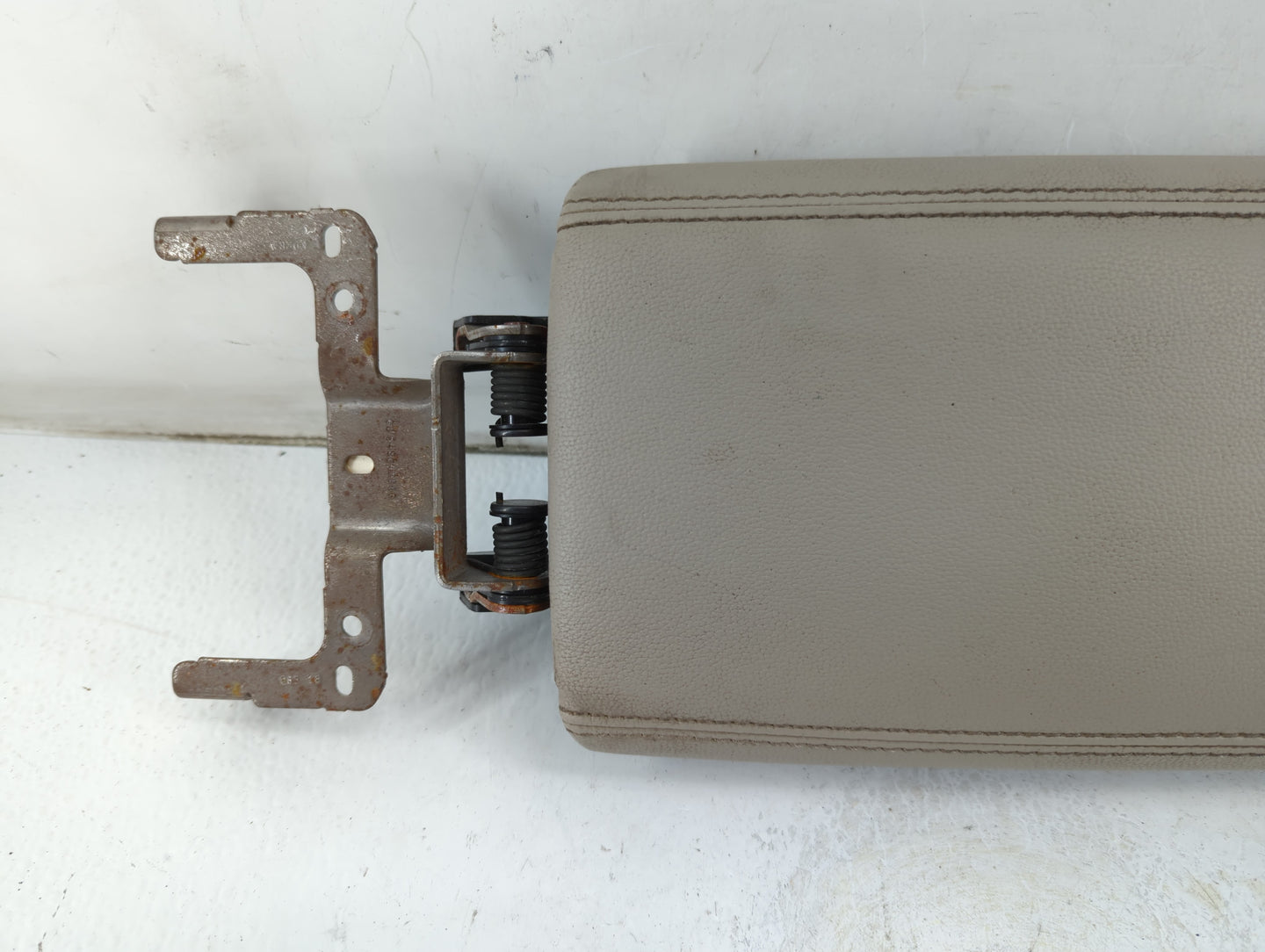 2018-2019 Ford Escape Center Console Armrest Cover Lid P/N:CJ548045D86 Fits Fits 2018 2019 OEM Used Auto Parts - Oemusedauto