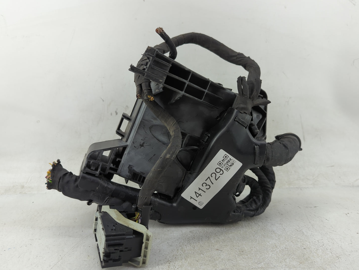 2018-2019 Ford Expedition Fusebox Fuse Box Panel Relay Module P/N:JU5T-14A003-EA Fits Fits 2018 2019 OEM Used Auto Parts - O