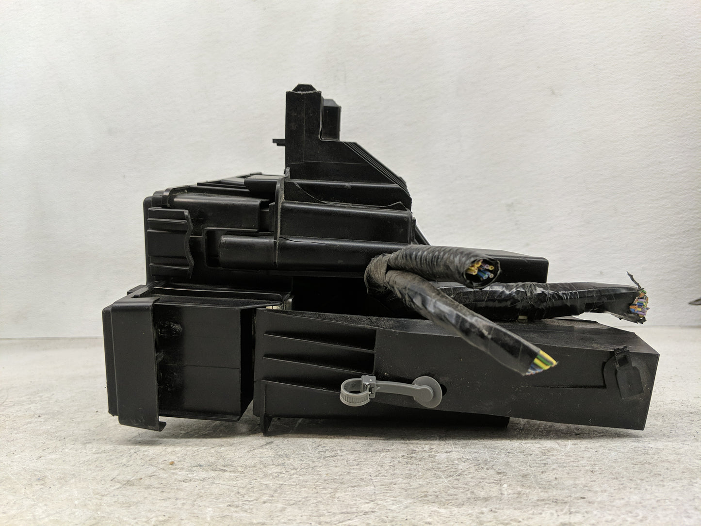2018-2019 Ford Explorer Fusebox Fuse Box Panel Relay Module P/N:GU5T-14A003-AA Fits Fits 2018 2019 OEM Used Auto Parts - Oem