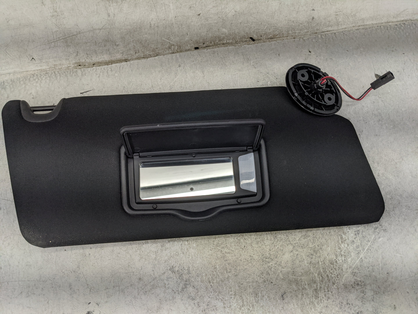 2018 Ford Explorer Sun Visor Shade Replacement Passenger Right Mirror Fits OEM Used Auto Parts - Oemusedautoparts1.com