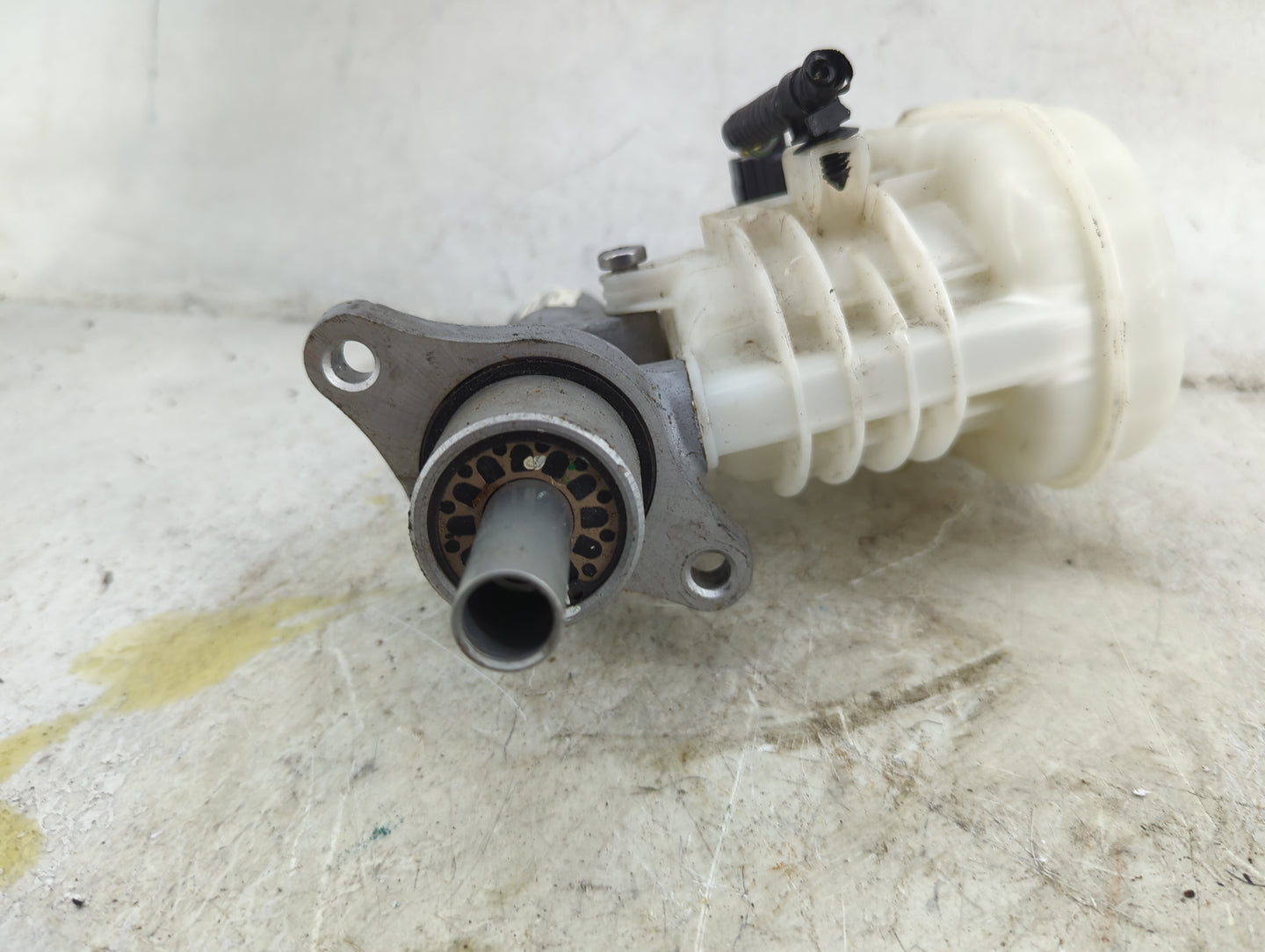 Ford Explorer Brake Master Cylinder 1492433 - Oemusedautoparts1.com