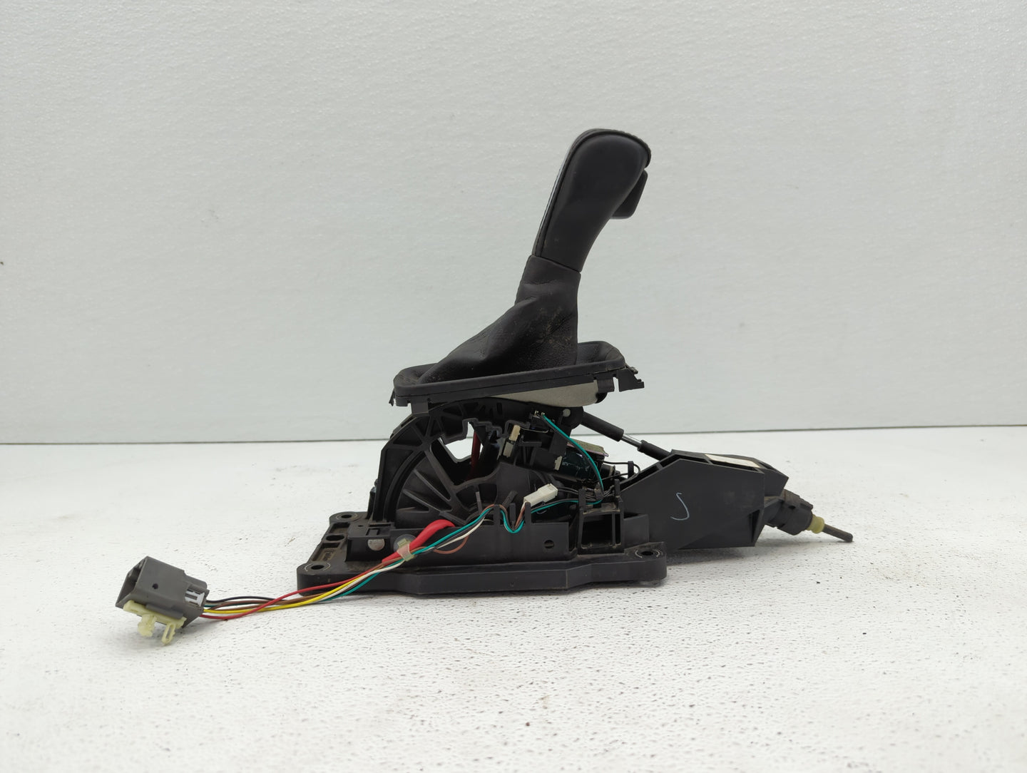 2018 Ford Explorer Floor Console Assembly Shifter Black - Oemusedautoparts1.com
