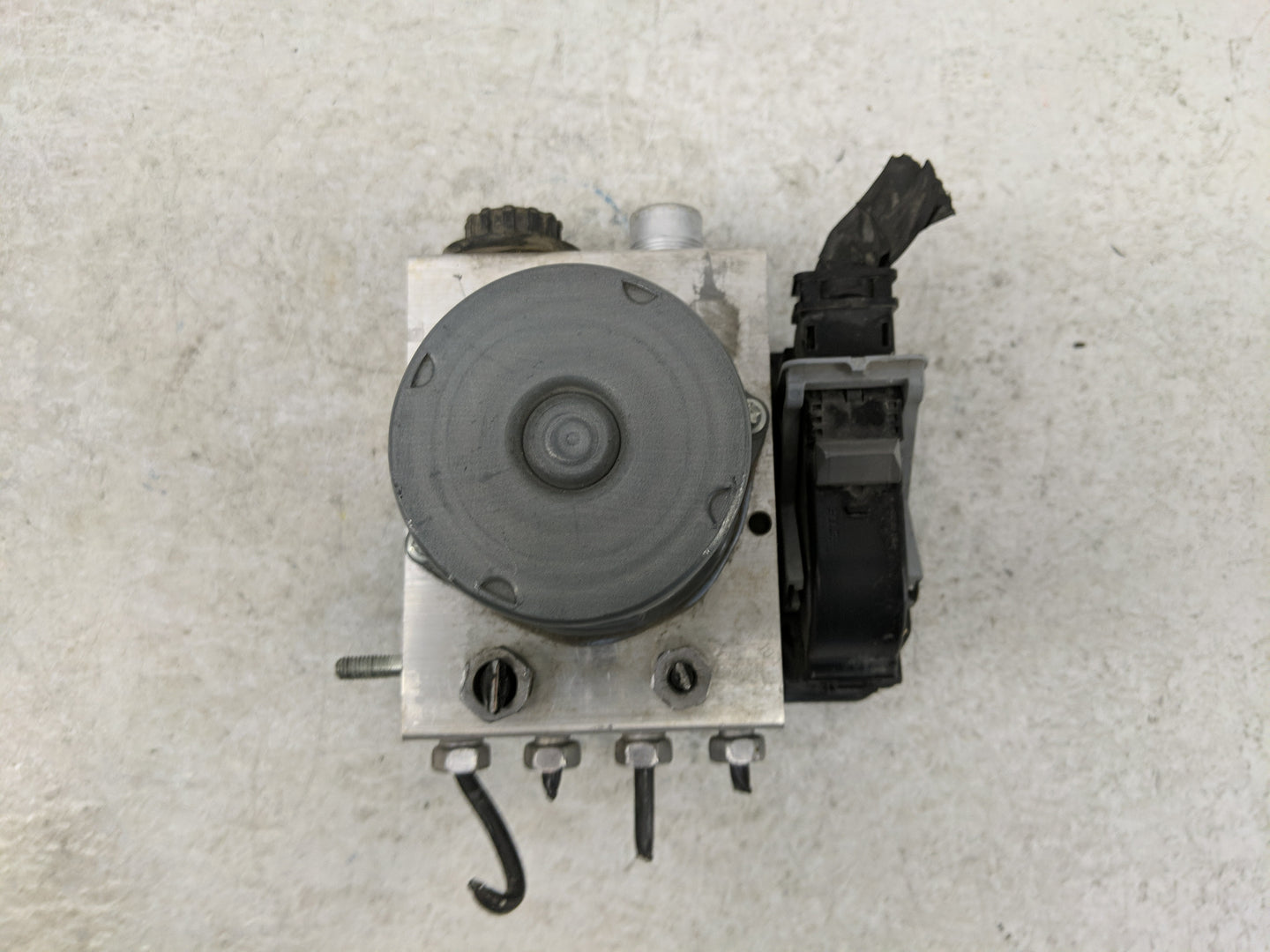 2018 Ford F-150 ABS Pump Control Module Replacement P/N:JL34-2B373-AK Fits OEM Used Auto Parts - Oemusedautoparts1.com