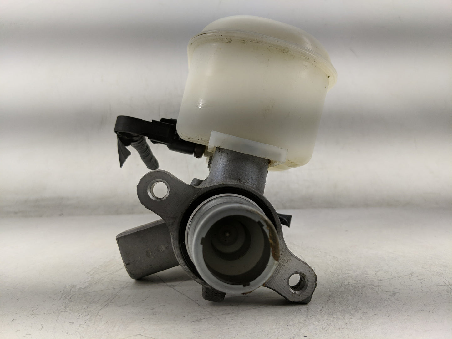 2018-2020 Ford F-150 Brake Master Cylinder 1311490 - Oemusedautoparts1.com