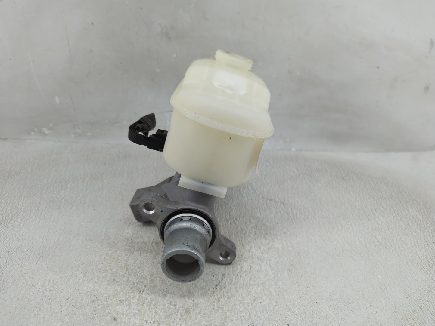 2018-2020 Ford F-150 Brake Master Cylinder 1312096 - Oemusedautoparts1.com