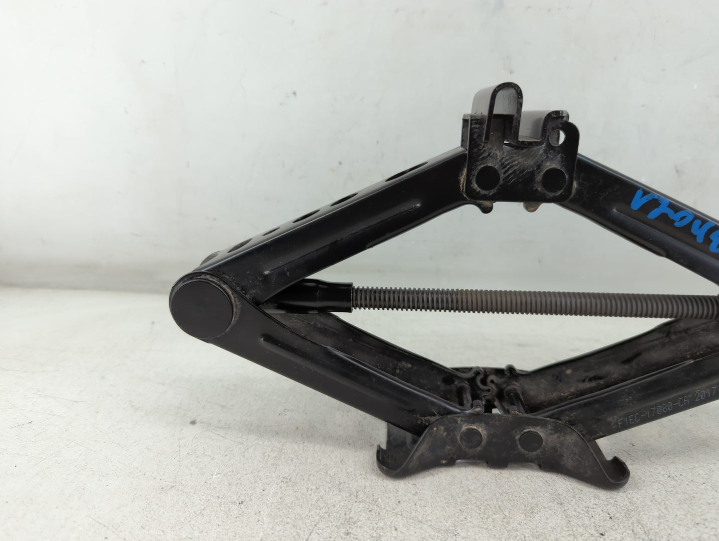 2018 Ford Focus Spare Scissor Car Jack - Oemusedautoparts1.com