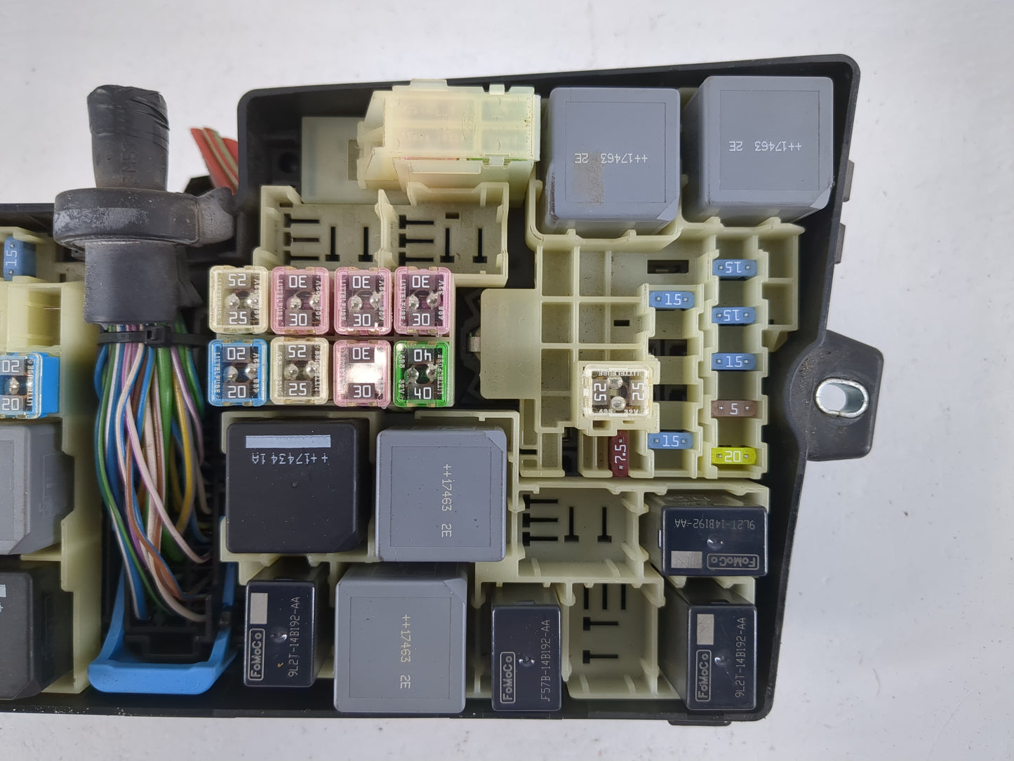 2017-2018 Ford Focus Fusebox Fuse Box Panel Relay Module P/N:AV6T-14A067-AD E02345500 Fits Fits 2017 2018 OEM Used Auto Part