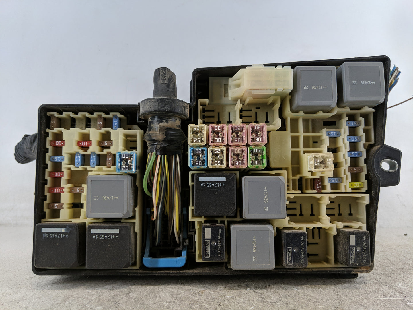2017-2018 Ford Focus Fusebox Fuse Box Panel Relay Module P/N:21090 000 001 Fits Fits 2017 2018 OEM Used Auto Parts - Oemused