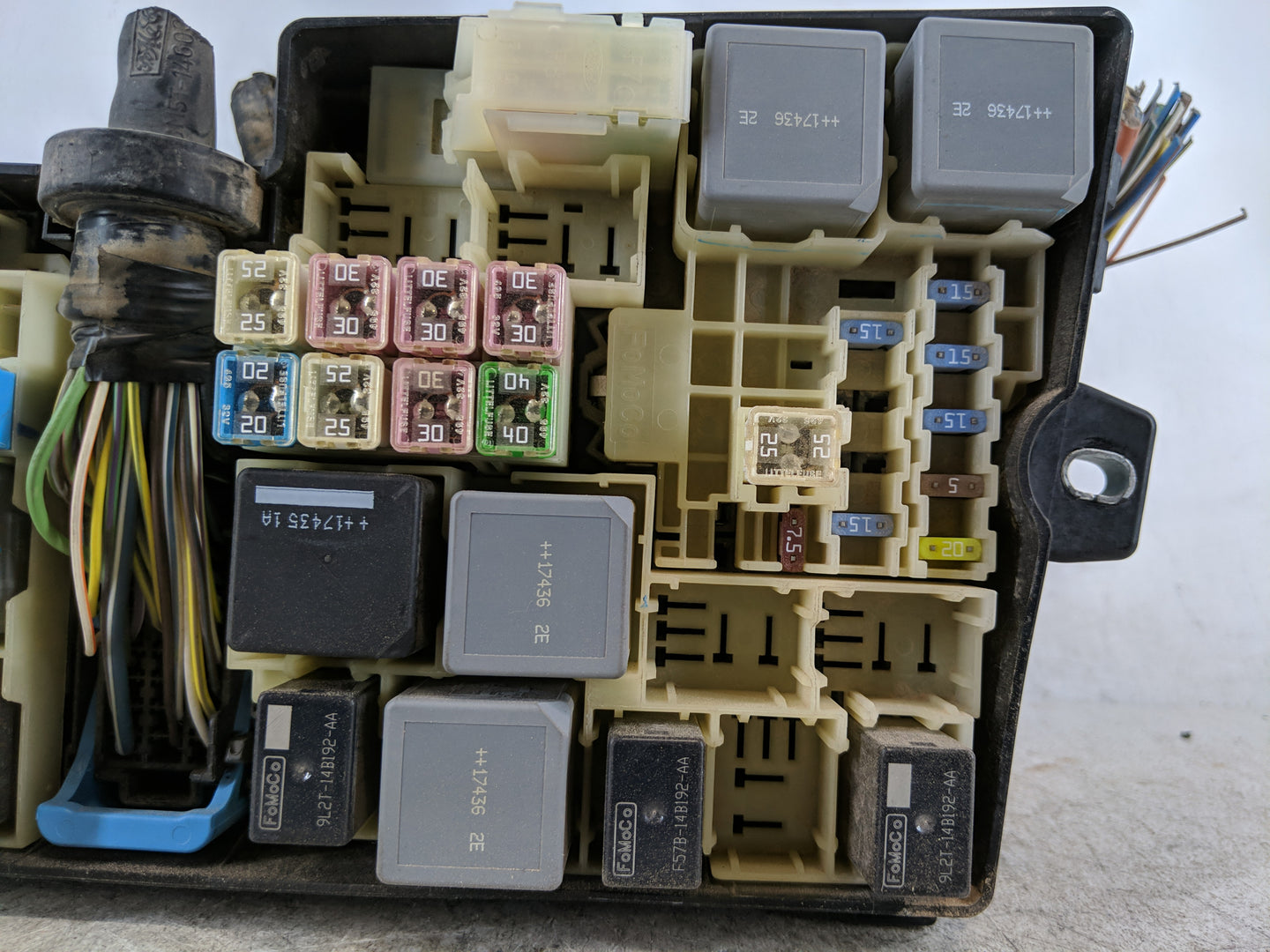 2017-2018 Ford Focus Fusebox Fuse Box Panel Relay Module P/N:21090 000 001 Fits Fits 2017 2018 OEM Used Auto Parts - Oemused