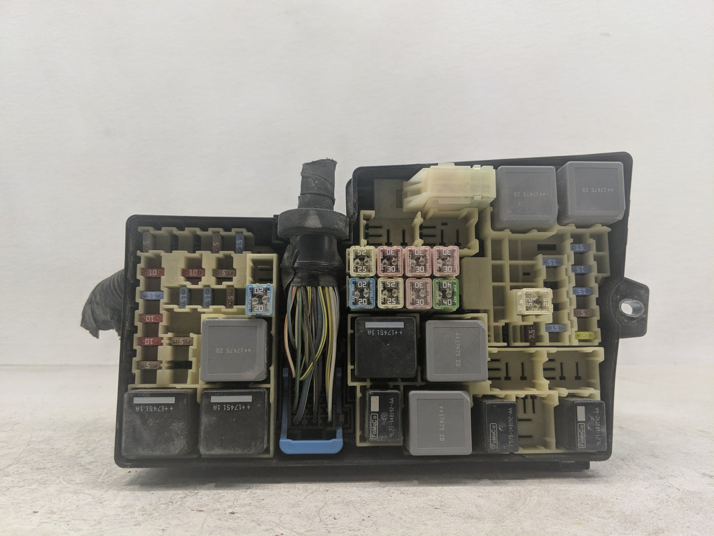 2017-2018 Ford Focus Fusebox Fuse Box Panel Relay Module P/N:AV6T-14A142-AB Fits Fits 2017 2018 OEM Used Auto Parts - Oemuse