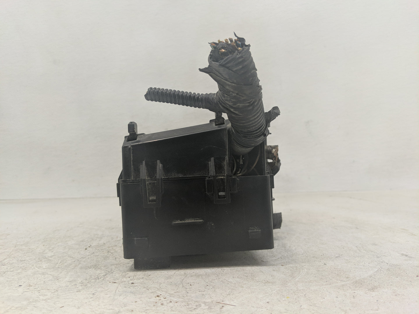 2017-2018 Ford Focus Fusebox Fuse Box Panel Relay Module P/N:AV6T-14A142-AB Fits Fits 2017 2018 OEM Used Auto Parts - Oemuse