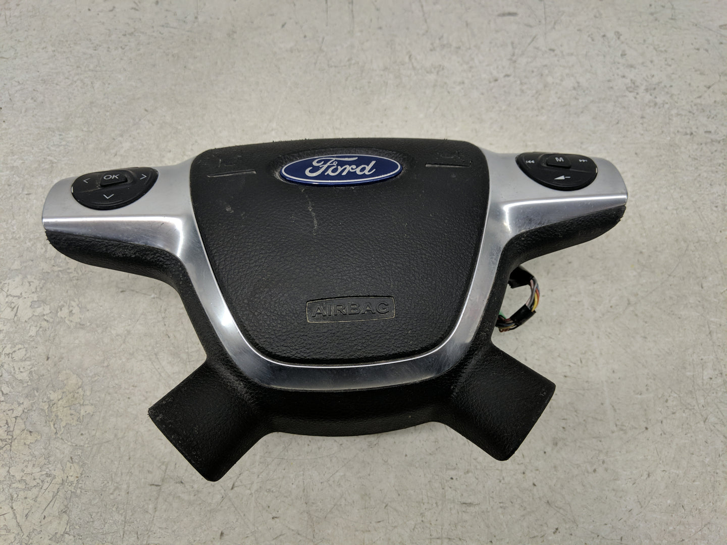 2016-2018 Ford Focus Air Bag Driver Left Steering Wheel Mounted P/N:CM51-A042B85-DD3ZE Fits Fits 2016 2017 2018 OEM Used Aut