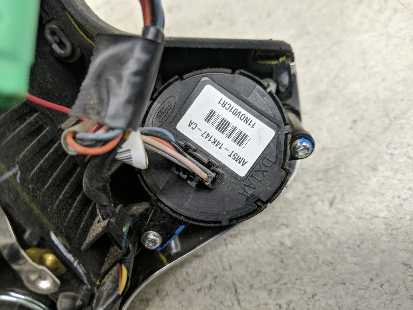 2016-2018 Ford Focus Air Bag Driver Left Steering Wheel Mounted P/N:CM51-A042B85-DD3ZE Fits Fits 2016 2017 2018 OEM Used Aut
