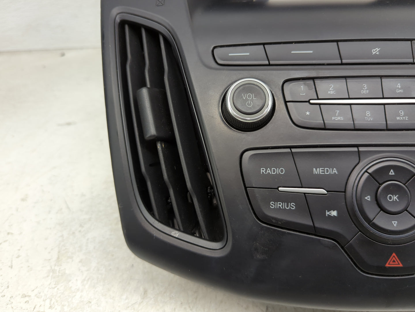 Ford Focus Information Radio Display Screen Bezel Vents 1383031 - Oemusedautoparts1.com