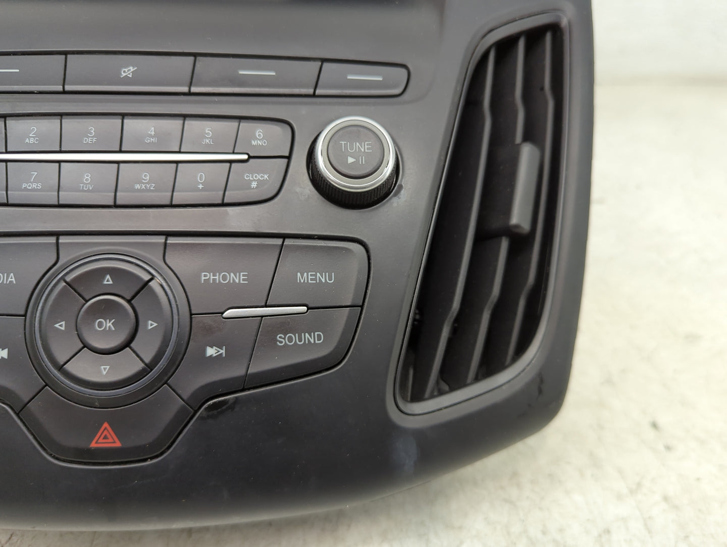 Ford Focus Information Radio Display Screen Bezel Vents 1383031 - Oemusedautoparts1.com