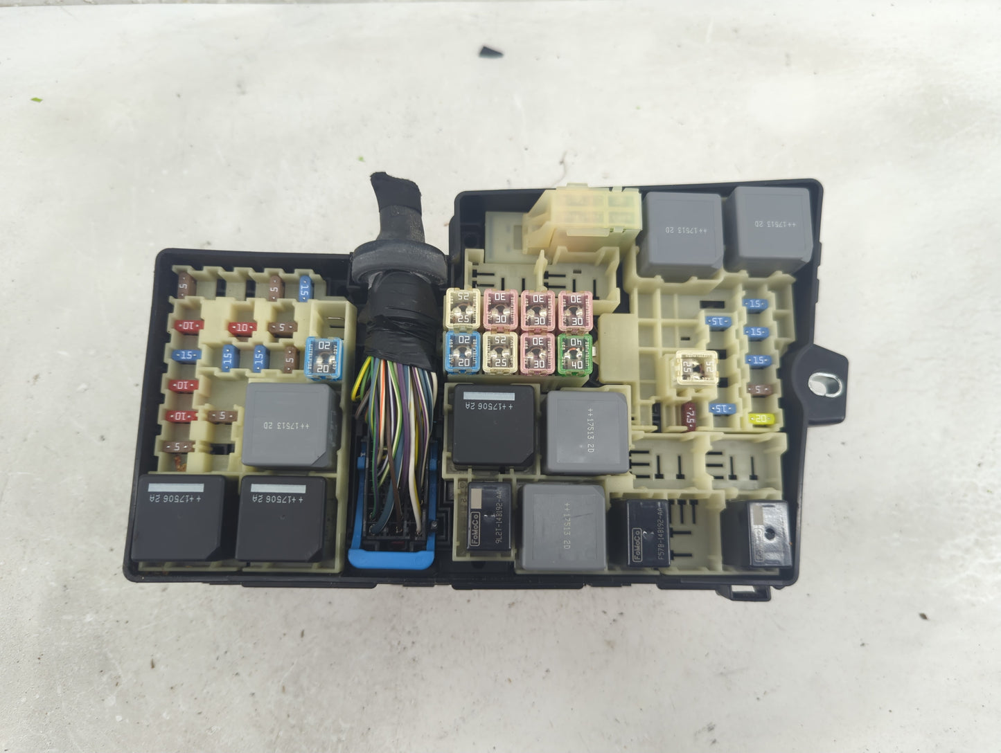 2017-2018 Ford Focus Fusebox Fuse Box Panel Relay Module P/N:GJ7T-14A076-BA Fits Fits 2017 2018 OEM Used Auto Parts - Oemuse