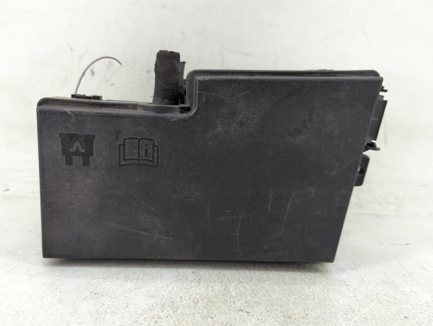 2017-2018 Ford Focus Fusebox Fuse Box Panel Relay Module P/N:GJ7T-14A076-BA 19648 000 001, 21090 000 001 Fits Fits 2017 2018
