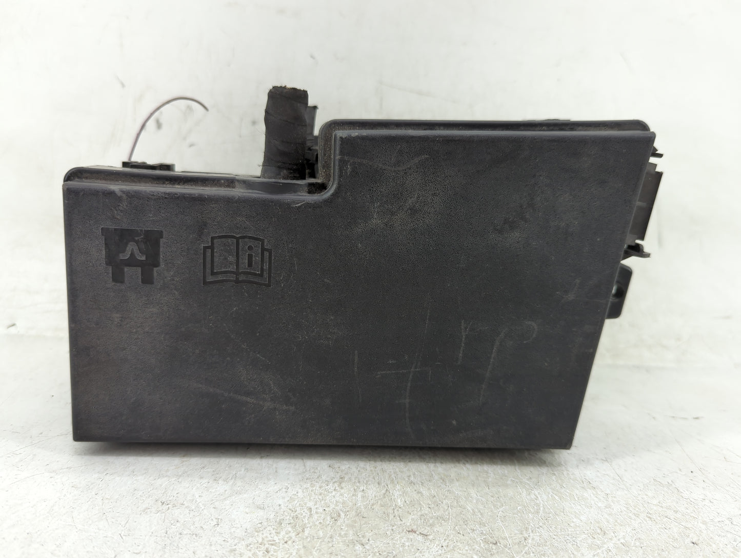 2017-2018 Ford Focus Fusebox Fuse Box Panel Relay Module P/N:GJ7T-14A076-BA 19648 000 001, 21090 000 001 Fits Fits 2017 2018