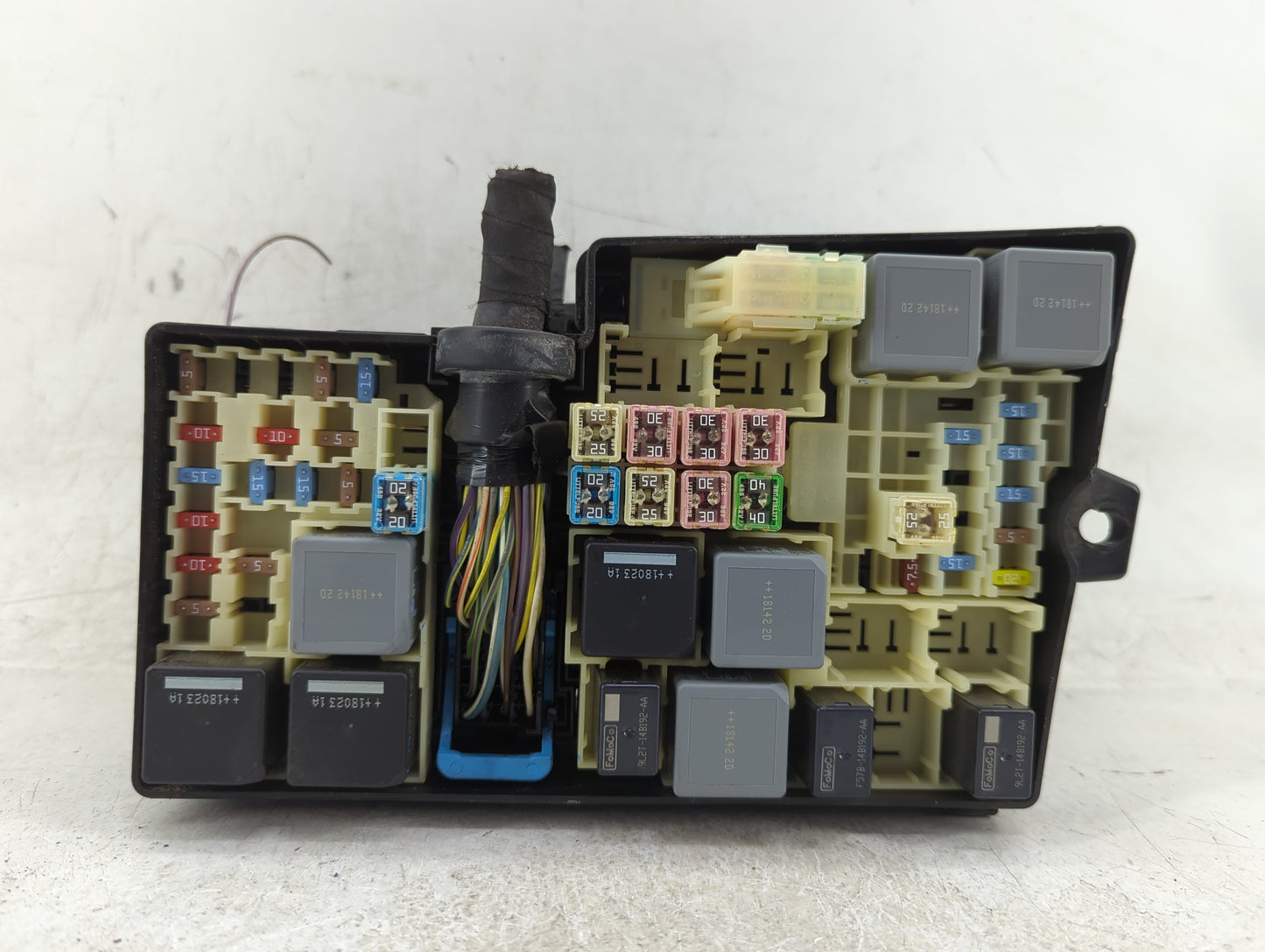 2017-2018 Ford Focus Fusebox Fuse Box Panel Relay Module P/N:GJ7T-14A076-BA 19648 000 001, 21090 000 001 Fits Fits 2017 2018
