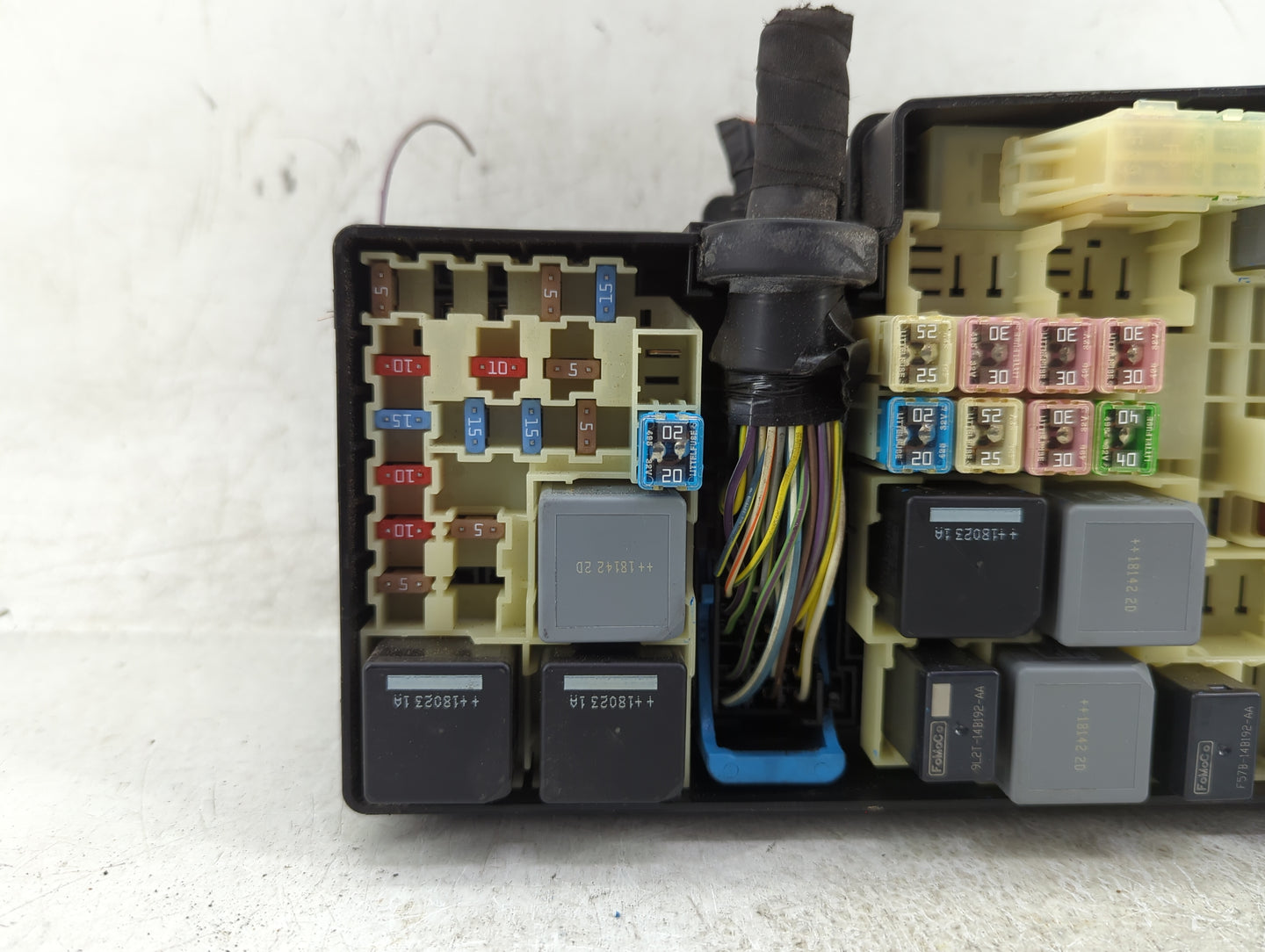 2017-2018 Ford Focus Fusebox Fuse Box Panel Relay Module P/N:GJ7T-14A076-BA 19648 000 001, 21090 000 001 Fits Fits 2017 2018