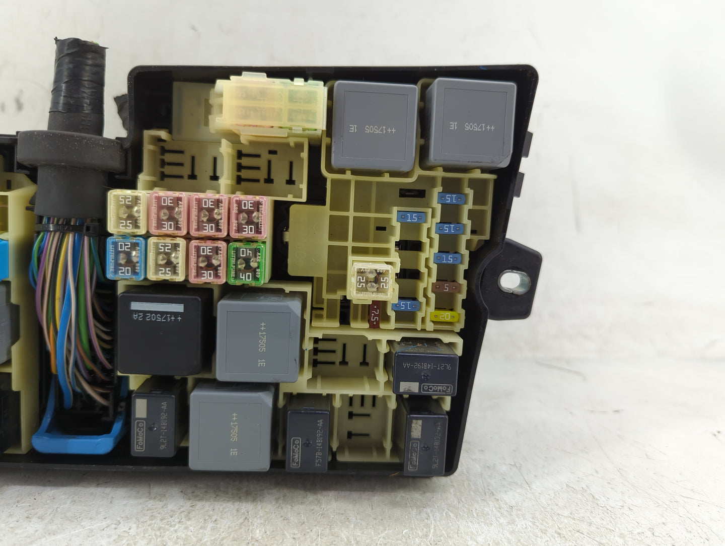 2017-2018 Ford Focus Fusebox Fuse Box Panel Relay Module P/N:GJ7T-14A076-BA 19648 000 001, 21090 000 001 Fits Fits 2017 2018