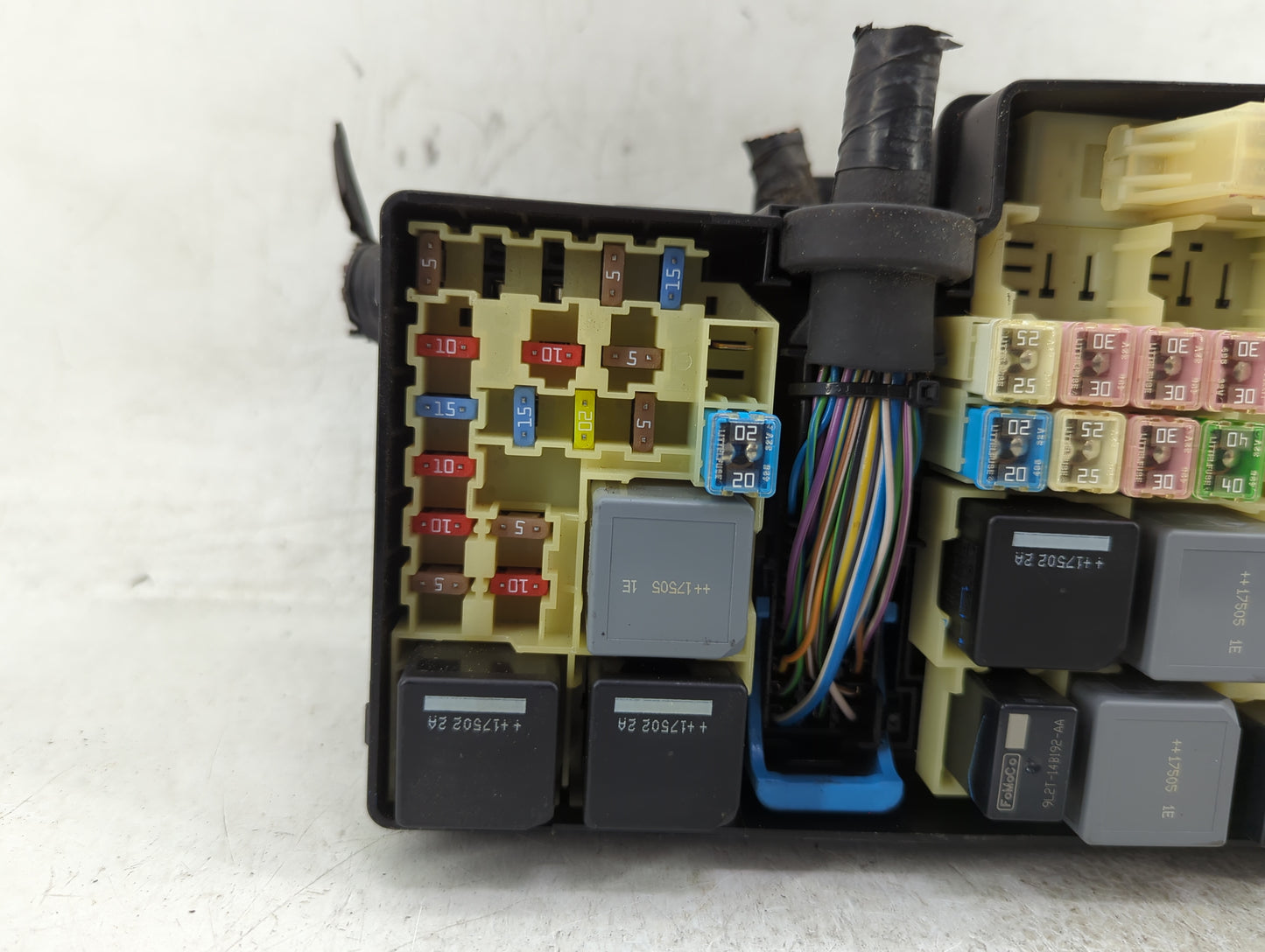 2017-2018 Ford Focus Fusebox Fuse Box Panel Relay Module P/N:GJ7T-14A076-BA 19648 000 001, 21090 000 001 Fits Fits 2017 2018