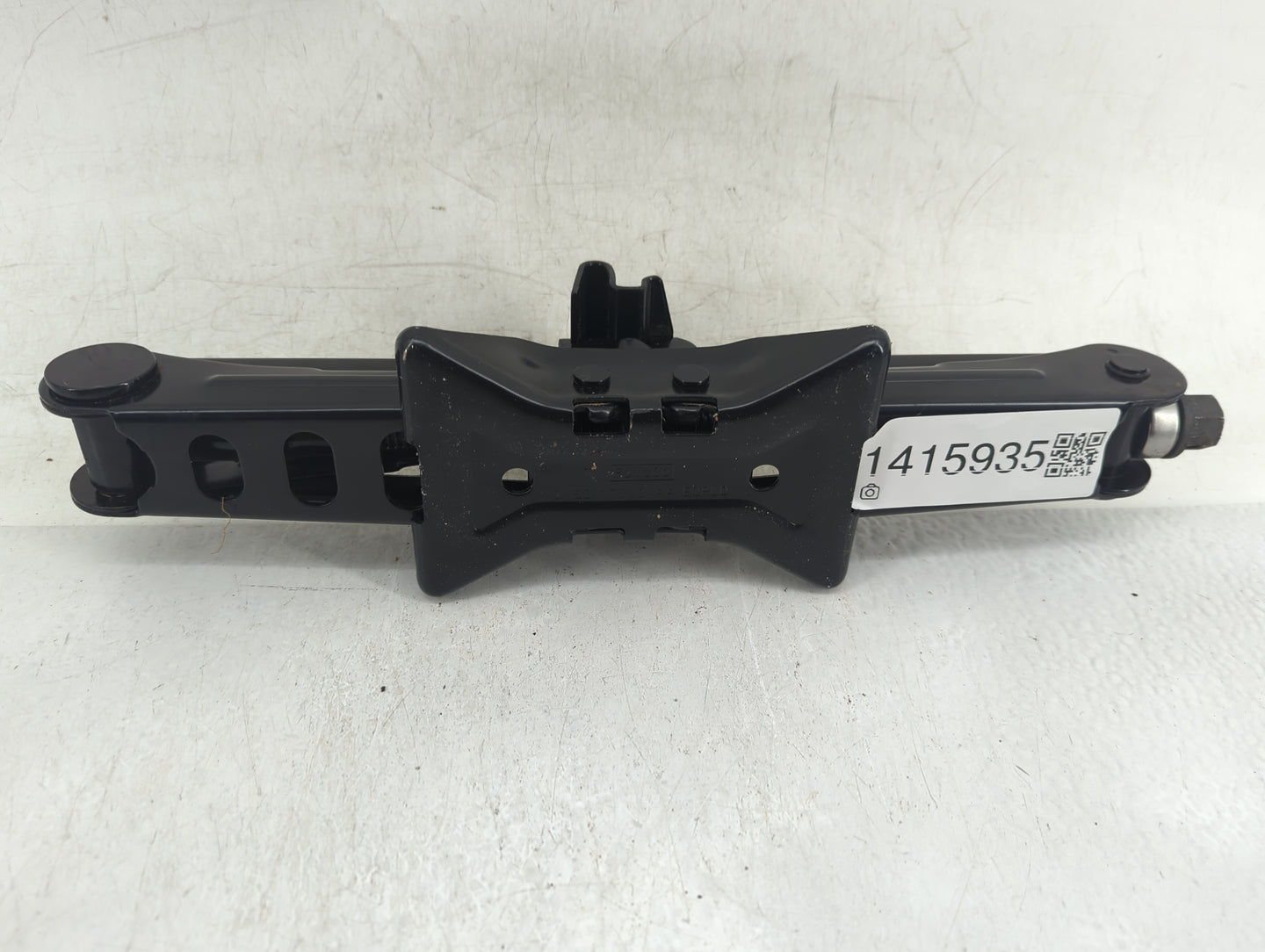 2018 Ford Focus Spare Scissor Car Jack 1415935 - Oemusedautoparts1.com