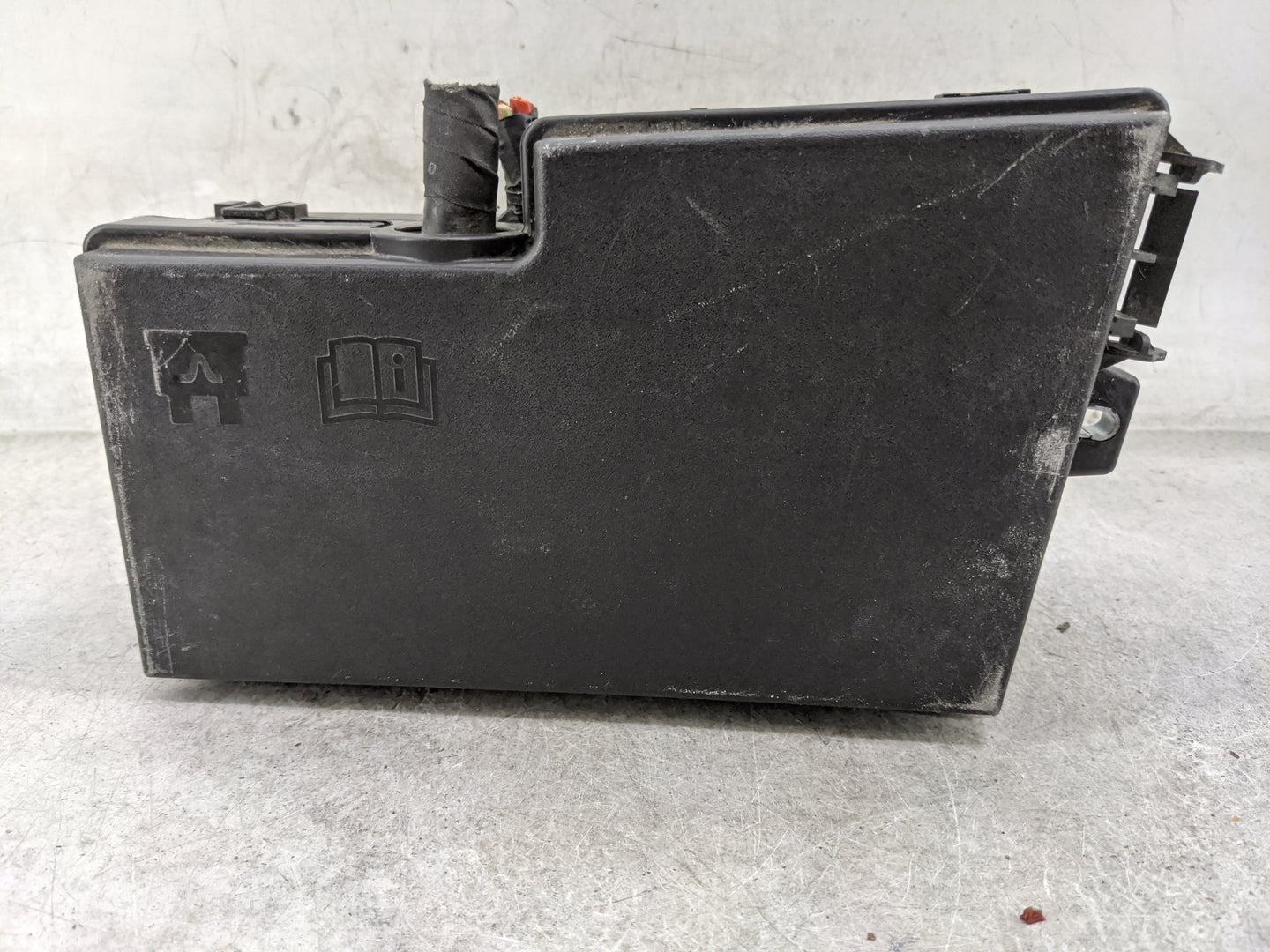 2017-2018 Ford Focus Fusebox Fuse Box Panel Relay Module P/N:AV6T-14A067-AD E02345500 Fits Fits 2017 2018 OEM Used Auto Part