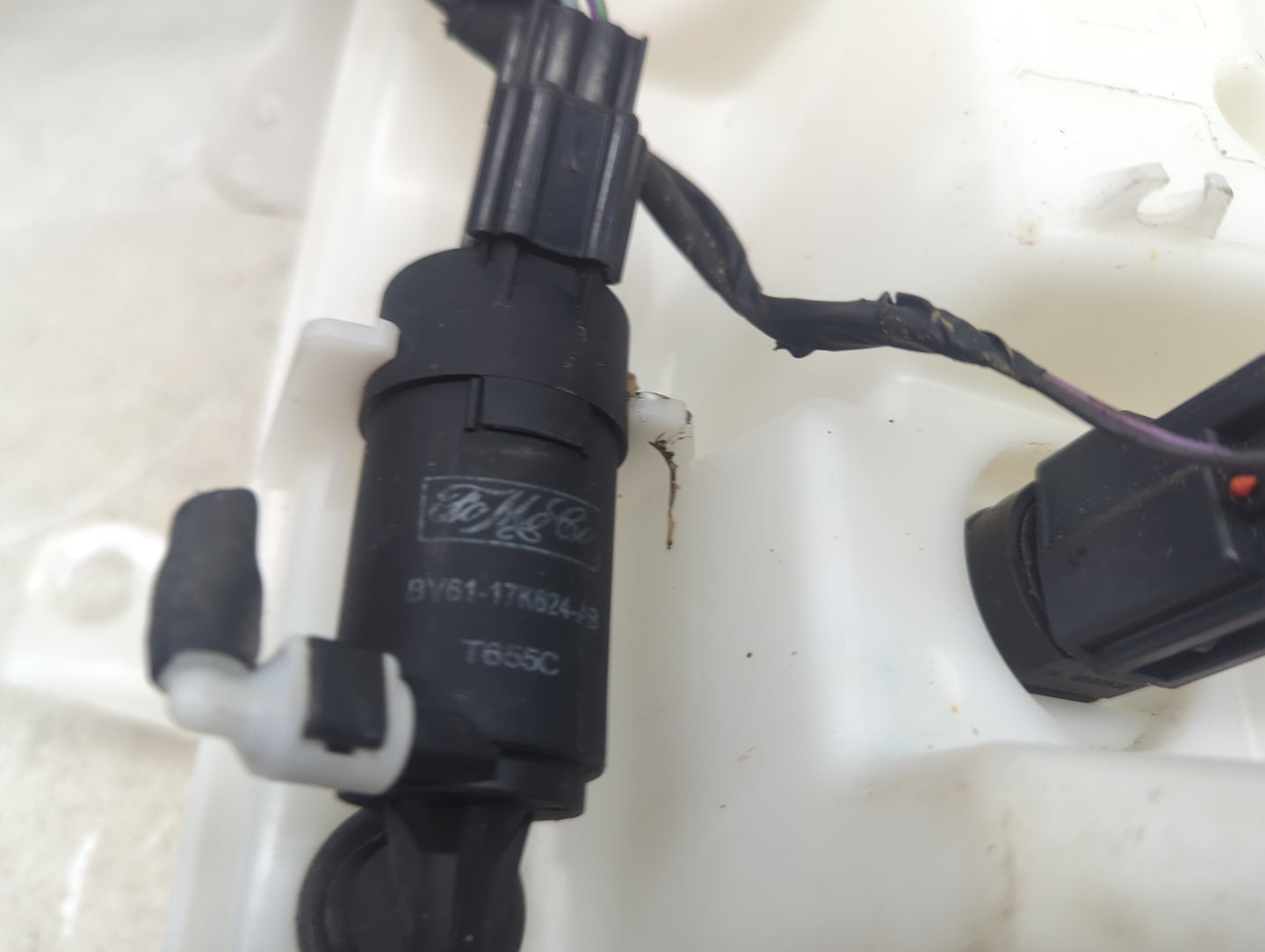 2012-2018 Ford Focus Windshield Washer Fluid Reservoir Bottle 1482140 - Oemusedautoparts1.com