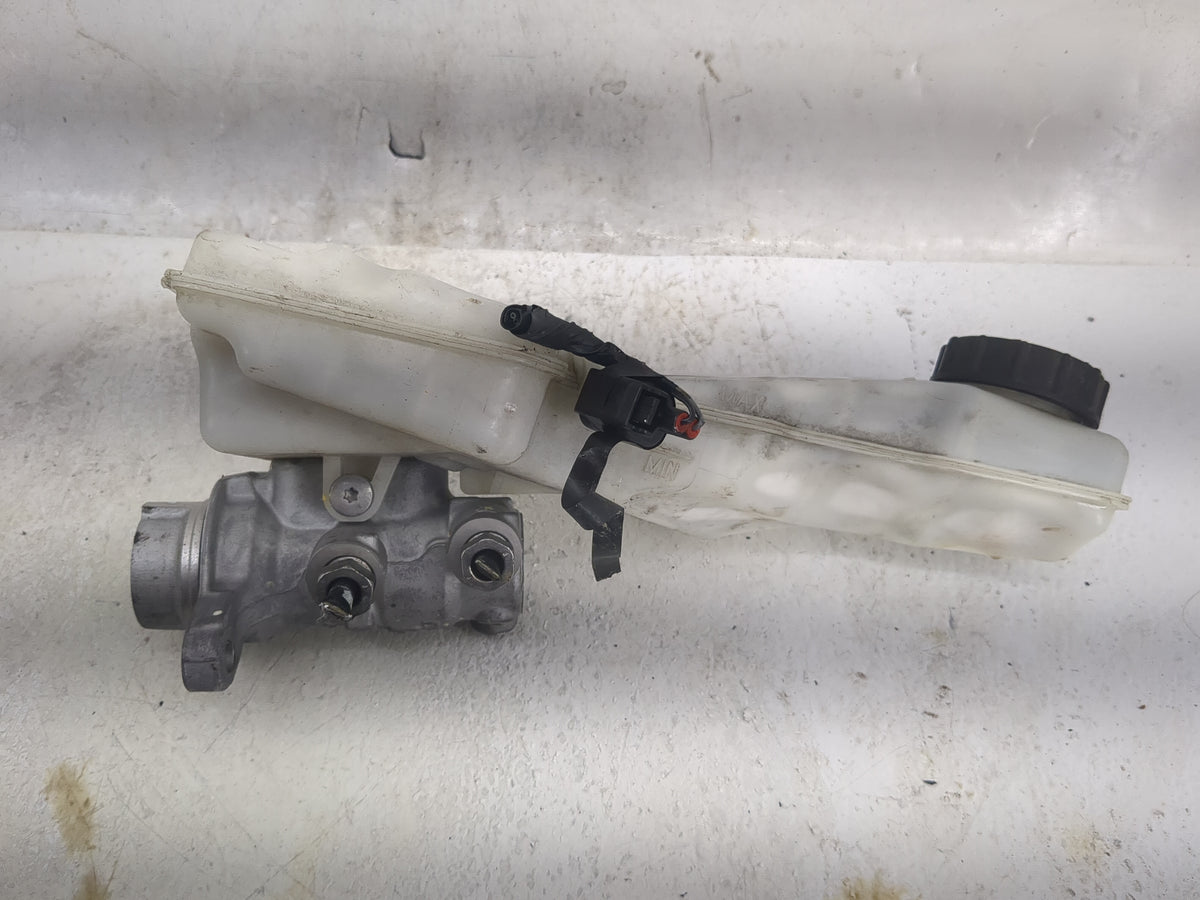 2012-2018 Ford Focus Brake Master Cylinder 1498445 - Oemusedautoparts1.com