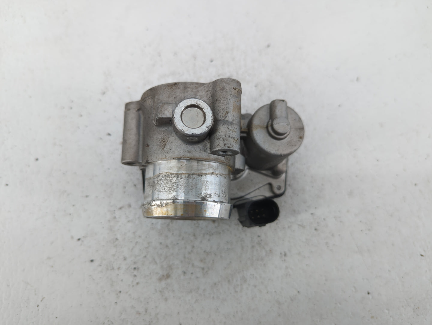 2015-2018 Ford Focus Throttle Body P/N:CM5G-9F991-FC CM5G-9F991-GA Fits Fits 2014 2015 2016 2017 2018 OEM Used Auto Parts - 