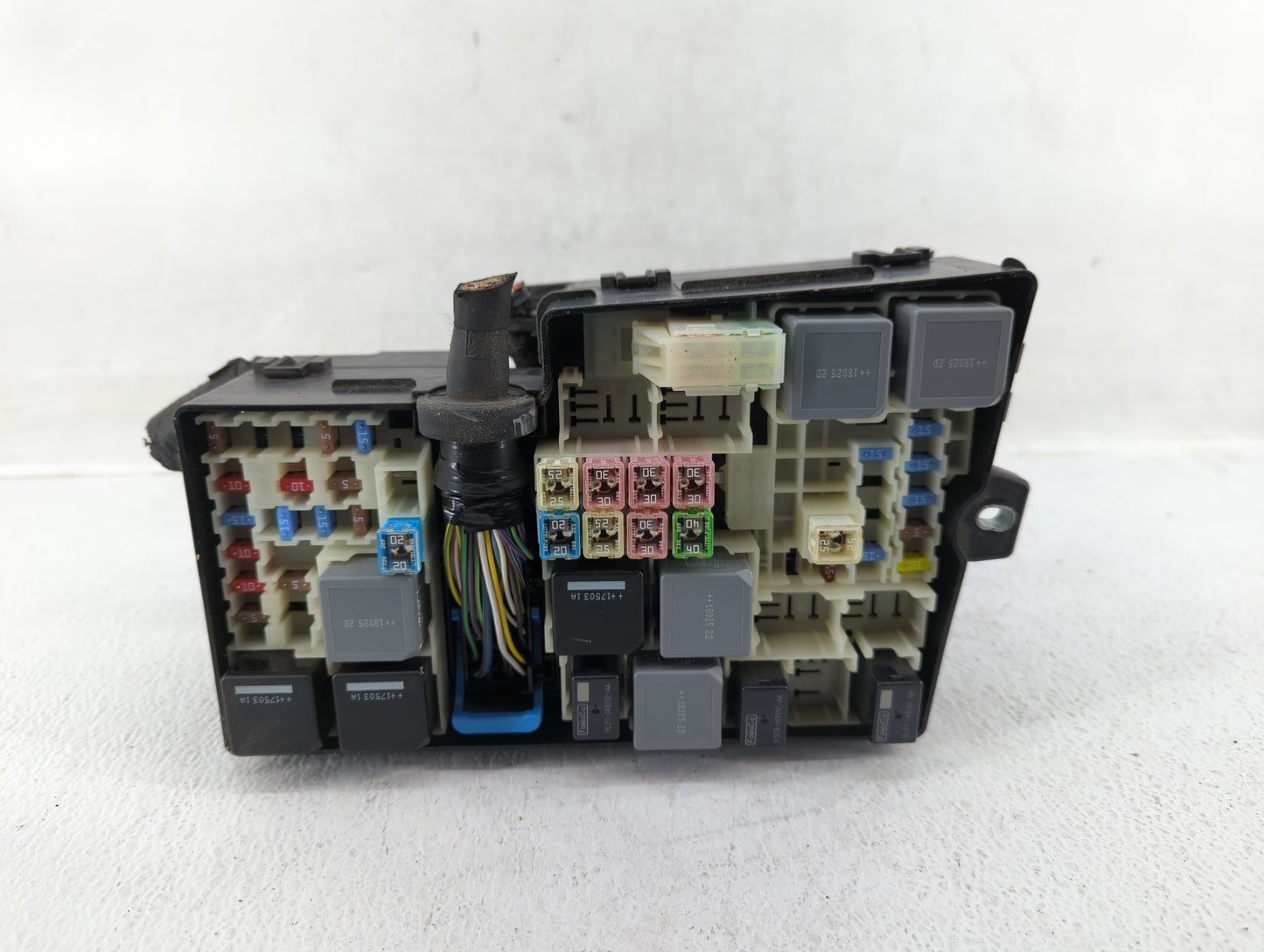 2017-2018 Ford Focus Fusebox Fuse Box Panel Relay Module P/N:AV6T-14A067-AD GJ1T-14A07B-BA Fits Fits 2017 2018 OEM Used Auto