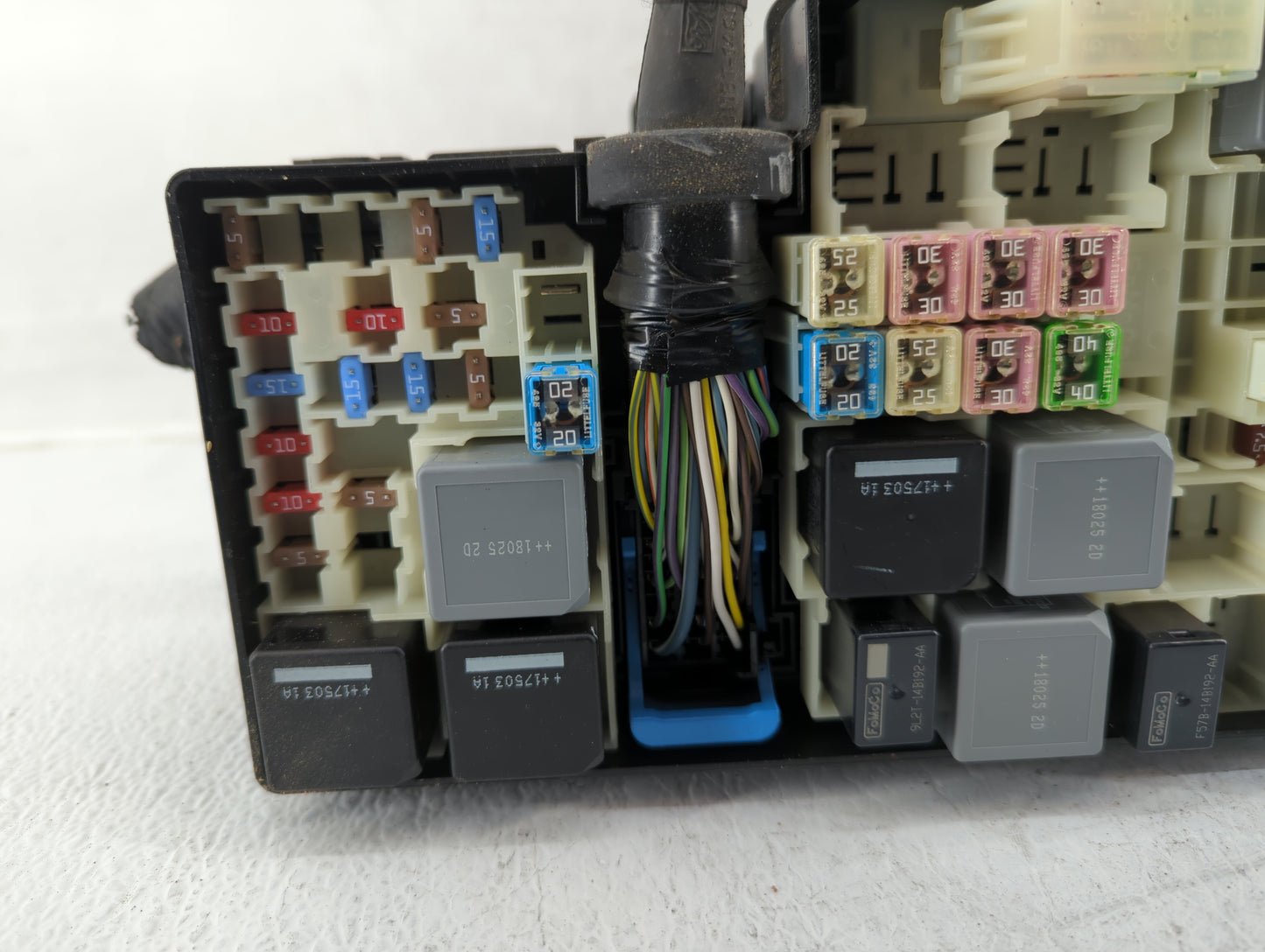 2017-2018 Ford Focus Fusebox Fuse Box Panel Relay Module P/N:AV6T-14A067-AD GJ1T-14A07B-BA Fits Fits 2017 2018 OEM Used Auto