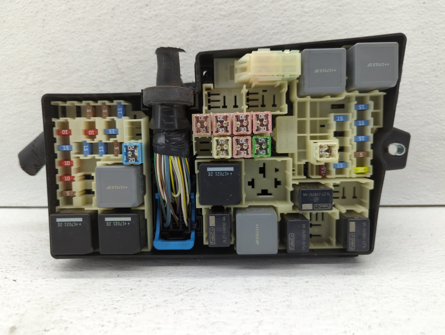 2017-2018 Ford Focus Fusebox Fuse Box Panel Relay Module P/N:E02345500 AV6T-14A142-AB Fits Fits 2017 2018 OEM Used Auto Part