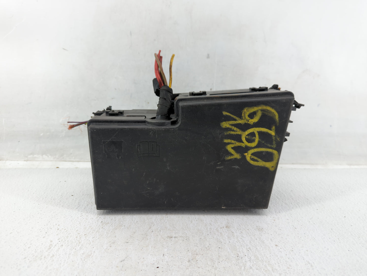 2017-2018 Ford Focus Fusebox Fuse Box Panel Relay Module P/N:E02345500 AV6T-14A142-AB Fits Fits 2017 2018 OEM Used Auto Part